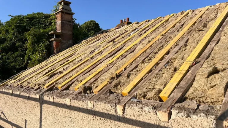 Chevrons neufs posés sur une charpente rénovée par Dim Toiture à Cachan