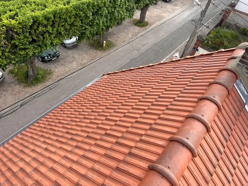Toiture en tuiles de terre cuite rénovée par Dim Toiture