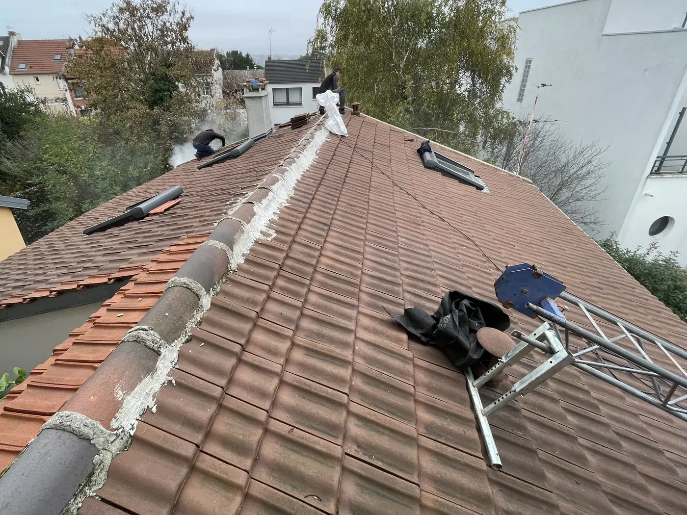 Faîtage de toiture en tuiles en cours de rescellement, chantier Dim Toiture à Cachan