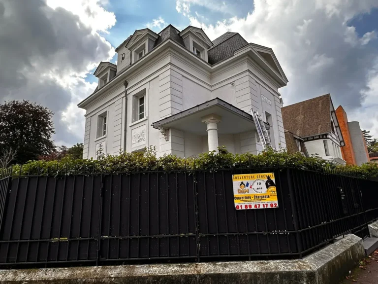 Maison de maître dont la toiture a été rénovée par Dim Toiture