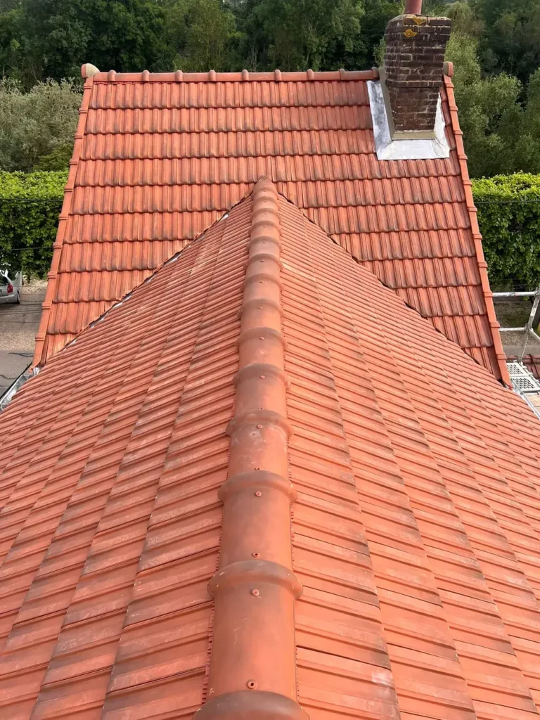 Toiture en tuiles neuve avec faîtage, réalisation Dim Toiture