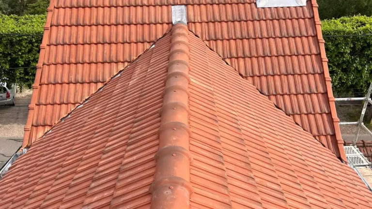 Toiture en tuiles neuve avec faîtage scellé, réalisée par Dim Toiture à Cachan