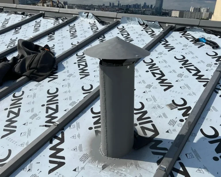 Feuilles de zinc VMZINC en cours de pose sur un support ventilé par Dim Toiture