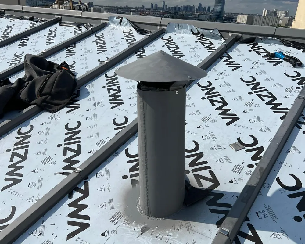 Feuilles de zinc VMZINC en cours de pose sur un support ventilé par Dim Toiture