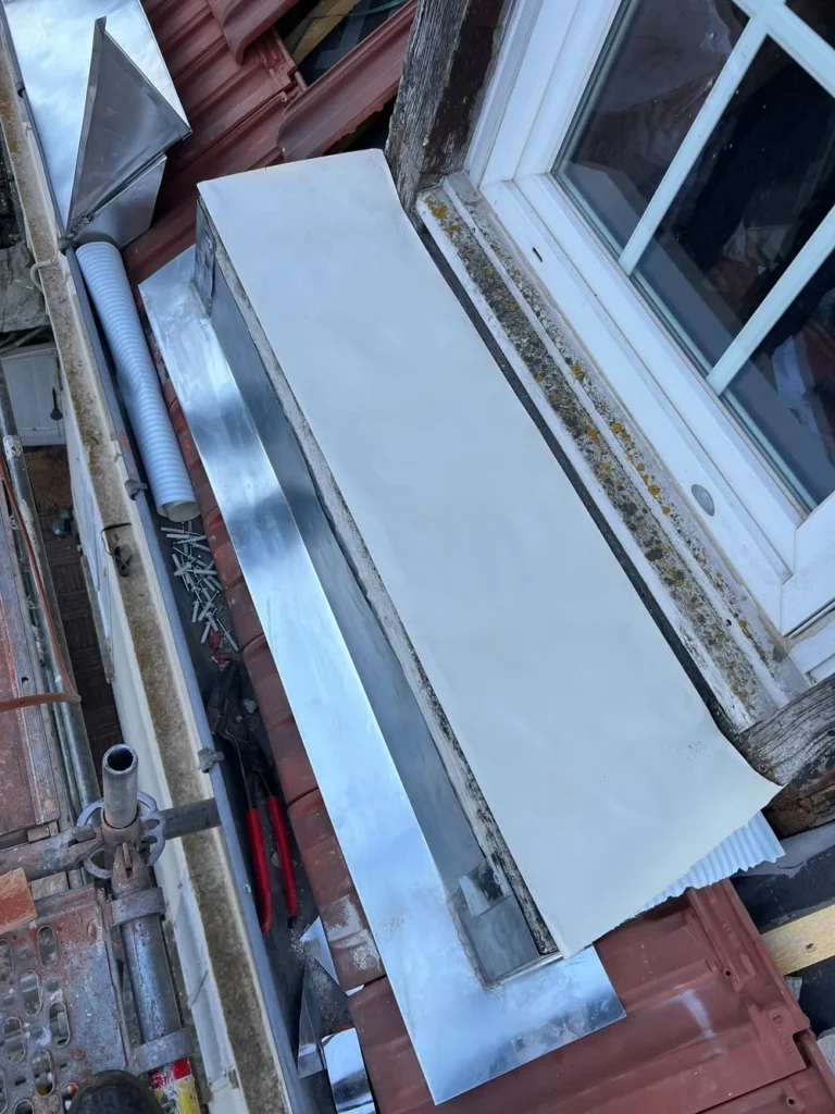 Ouvrage de zinguerie façonné sur mesure par Dim Toiture