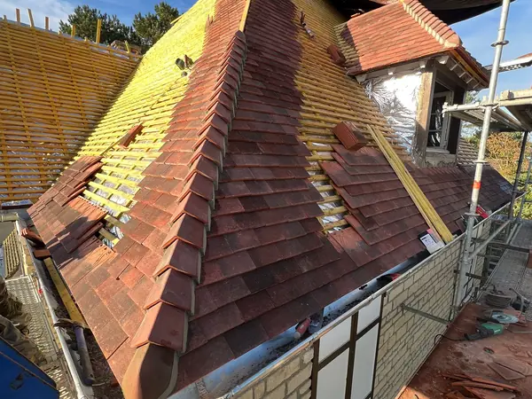 Toiture en tuiles terre cuite en cours de rénovation à Cachan