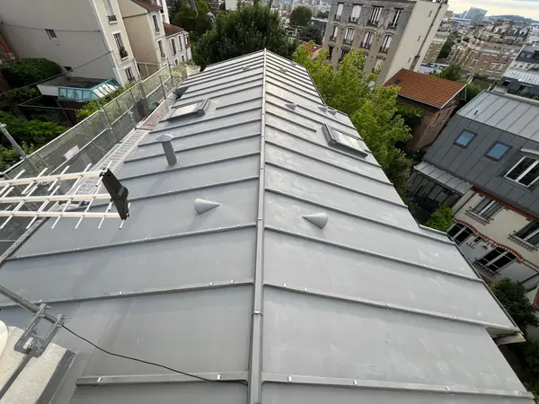 Toiture en zinc à joint debout réalisée par Dim Toiture