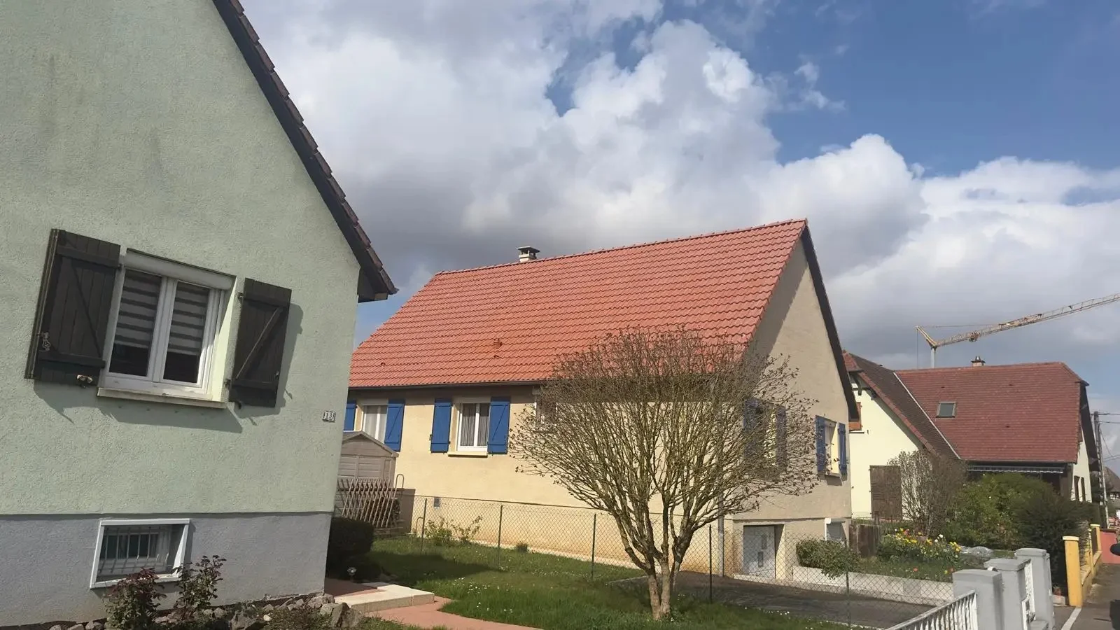 La même toiture en tuiles après démoussage et traitement par Dim Toiture à Cachan