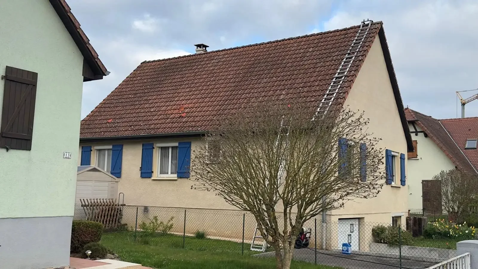 Toiture en tuiles noircie par la mousse et les lichens, avant démoussage par Dim Toiture
