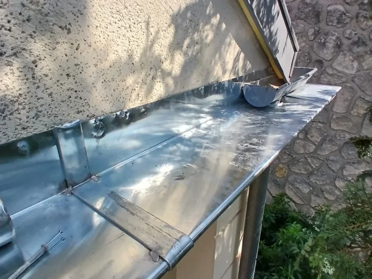 Gouttière en zinc neuve avec ses soudures à l’étain et ses crochets, posée par Dim Toiture