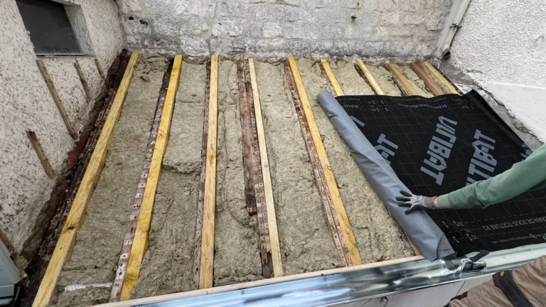 Pose de l’écran de sous-toiture sur un voligeage neuf, chantier Dim Toiture