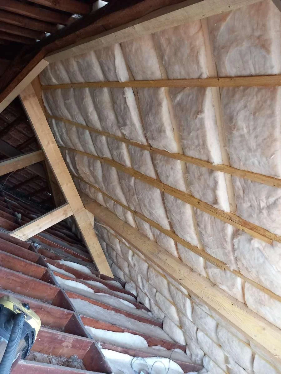 Isolation des rampants vue depuis l’intérieur des combles, entre chevrons