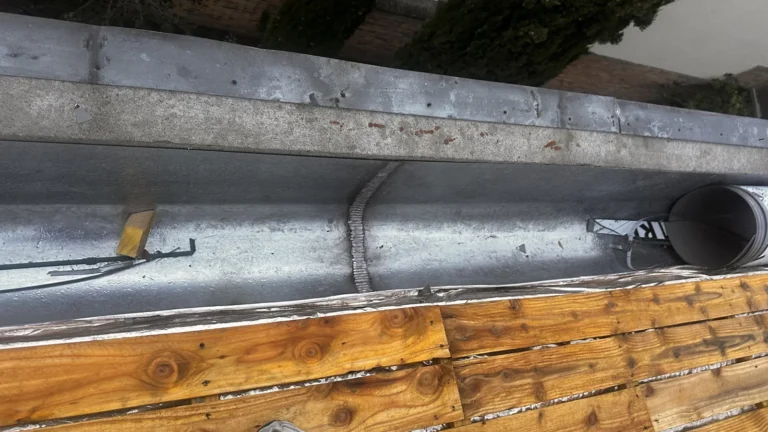 Chéneau en zinc posé sur un voligeage neuf avec naissance de descente, chantier Dim Toiture à Cachan