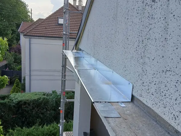 Habillage de zinc façonné sur mesure en bord de toiture